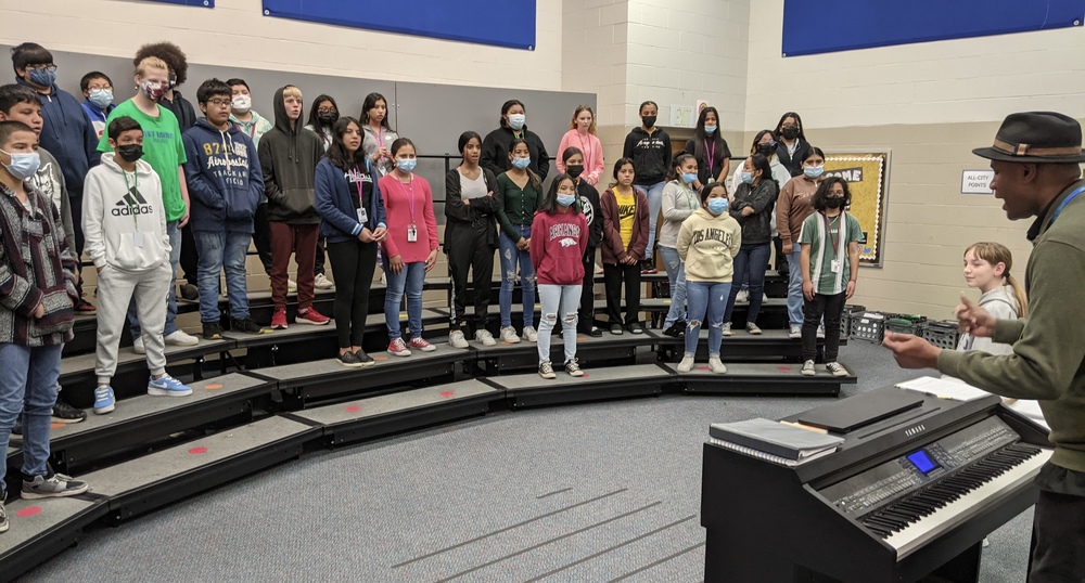 Chris Cross leads A capella workshop for KMS students.